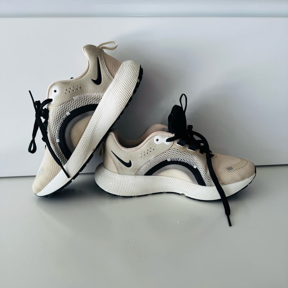 Nike React Live Sneakers | Beige & Black | Women’s Size 6